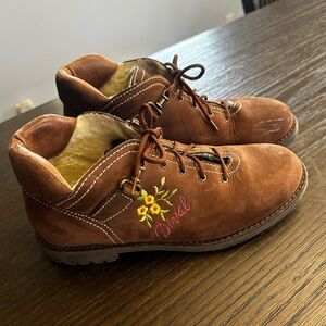 Dival Italian made shoes virgen wool‎ embroidery camping mountain cabin comfy
